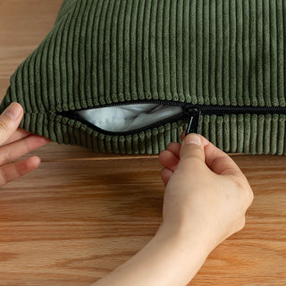 クッションはカバーを取り外し可能。コーデュロイ生地はドライクリーニングできます。（スーパーレザーテックス生地は不可）