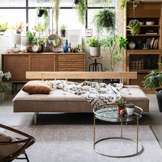 背クッションを外せば大人がごろ寝できるデイベッドになります。