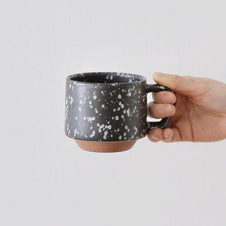 手にピタッとはまり、重さを感じず持ち上げられる様に工夫されています。