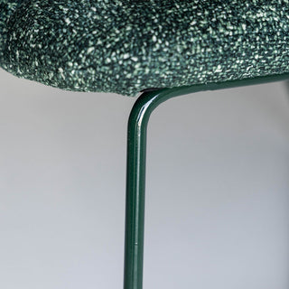 張地とスチール脚の色を合わせています◎