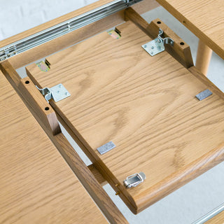 伸長用天板は本体内部に固定されているので、出し入れ簡単◎