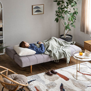 背面を倒すとフルフラットのソファベッドになります。