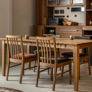 昔ながらのハイバックチェアをモチーフにしつつも、背もたれを低く設計しローバックに仕上げることで圧迫感を抑えています。