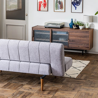 背面の細かいディテールもこだわり、お部屋の中央に置けるビジュアルに仕上げました。