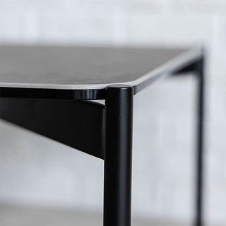 円柱形のスチールとの組み合わせがデザインのアクセントに。