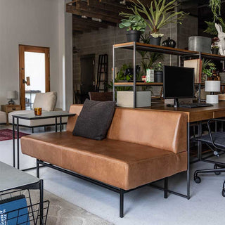 キャメルとブラックの2色展開です。