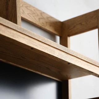 背面からコードを通すことができるので、ケーブル類をすっきり収納できます。