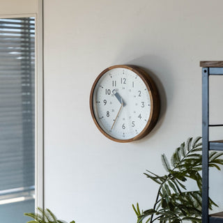 時刻合わせが不要な電波時計仕様です。