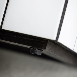 がたつきを防ぐアジャスター付き。