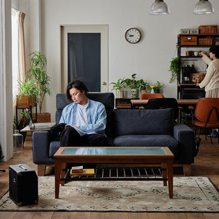 照明や自然光の下では、商品の色味や質感が異なって見えることがあります。