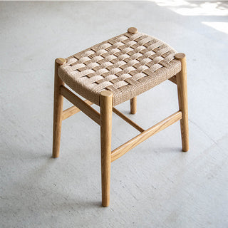 重量は4kg程度、持ち運びしやすい軽量設計です。