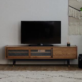 どこか懐かしく温かな雰囲気を醸し出すジンロテレビボード