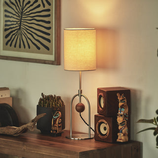 厚みのあるファブリックセードから漏れる光があたたかみのある心地よい空間を演出。