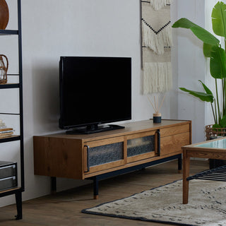 遊び心のあるモザイクガラスと焼け色のような木部が絶妙なバランスで◎