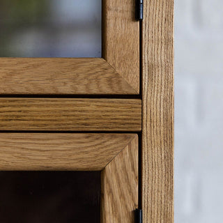 シャープな印象のスチール脚