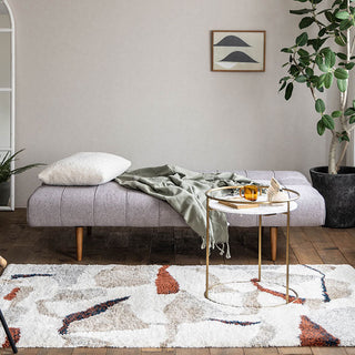 ソファベッドにありがちな補強パーツを省き洗練された印象に。