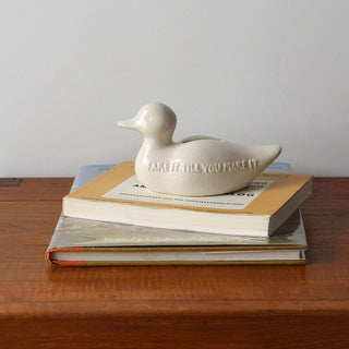 鴨をモチーフとした貫入仕上げの陶器製貯金箱。