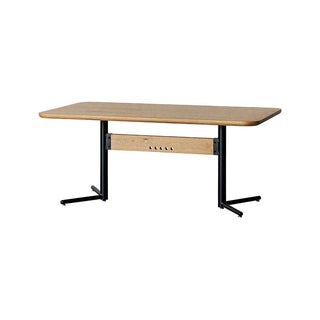 ナチュラルで優しい風合いのオーク材を使用したダイニングテーブル。