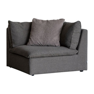 贅沢なくつろぎを感じられるソファ。