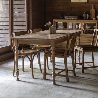 古材の優しい風合いと曲線の柔らかな雰囲気がどこか懐かしく温かみのある空間に。