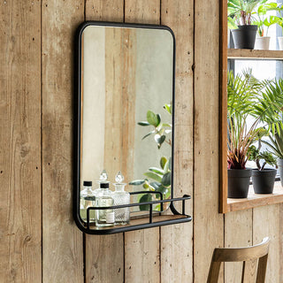 スチールバーを曲げた無骨なフレームと古材を使った棚がポイントです。