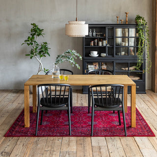 毛足が短く汚れが目立ちにくいので、ダイニングシーンにもおすすめ。