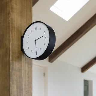 塗装の下にうっすら見える木目が温かい印象を与えます