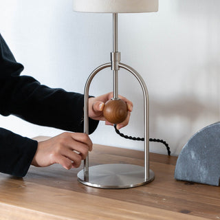 支柱の高さを変えることができ、ライフスタイルに合わせた使い方が可能に。