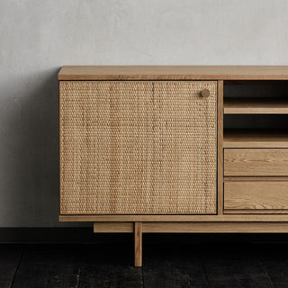 扉内部は、可動式棚がありお好みの位置で高さ調整ができます。