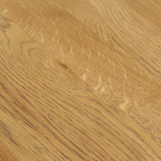 木の自然な表情を残すために、オイル塗装を施しています。