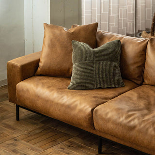 クッションにはフェザーを使っており、ふんわりとした柔らかさが特徴。