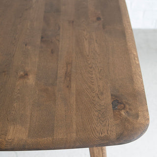 天板の緩やかなカーブ、面取りにこだわっています。