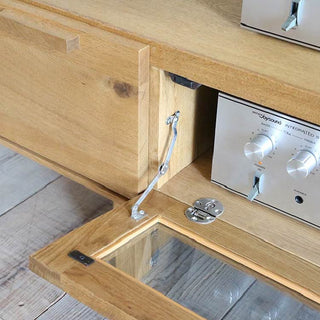 中央扉はガラスをはめ込んだ、ダウンステー仕様の下開き扉