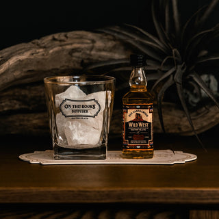 ウイスキーのミニチュアボトルとロックグラスを模したディフューザーセット。