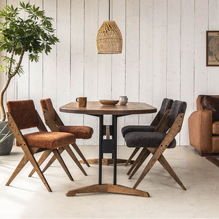 照明や自然光の下では、商品の色味や質感が異なって見えることがあります。