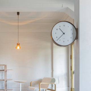 視認性を高めるため、文字盤デザインを広くしています