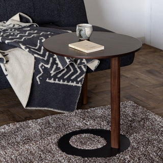 重厚過ぎないシンプルなデザインは、リビング空間に落ち着きと高級感を演出します。