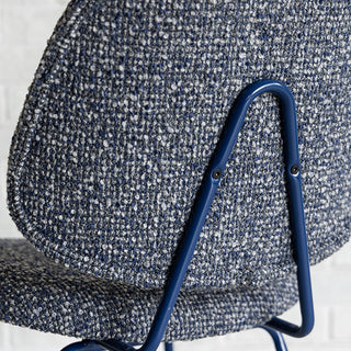 スチール部分は張地に合わせてカラーリングを施しています。