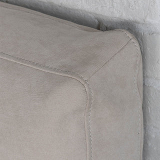 表面が起毛したスエード調の滑らかな肌触りの生地です。