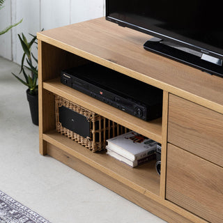 A�X機器や小物をディスプレイできるオープン棚。