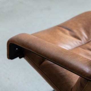 広めの座面でゆったりとくつろげる座り心地が特徴。