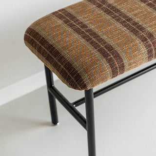 すっきりしたデザインは圧迫感がなく、程よくカジュアルな雰囲気を演出します。