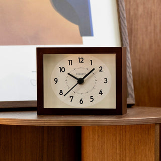 木枠にひのき無垢材を使用したレトロモダンな置き時計。