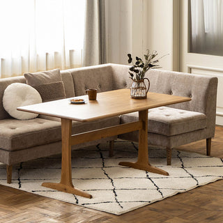 ソファと合わせて使用できる、テーブルの高さが少し低めのダイニングテーブル。