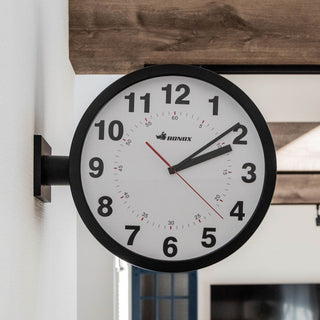 駅構内や海外の通りにあるような両面表示の時計がモチーフの室内用壁掛け時計。