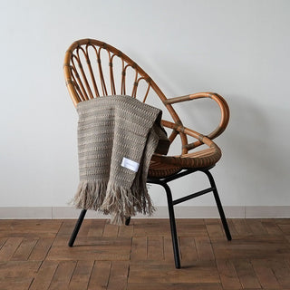 薄手でありながら、しっかりとした生地感で、肌寒い季節から温かい季節まで オールシーズンお使いいただけるスローケット。お昼寝タイムやくつろぎの時間、ベッドの足元、車の中、そしてオフィスでの寒さ対策としてなど、いろいろなシーンで活躍してくれます。