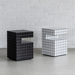 右：ブラック色　左：ホワイト色