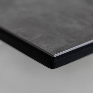 床との接触面には保護パーツがついています。