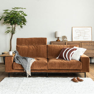 柔らかな手触りのコーデュロイで、落ち着きのあるブラウンがカジュアルな印象に。