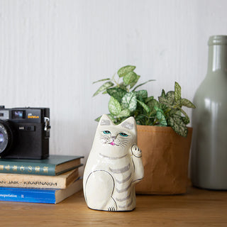 左手を上げている招き猫は「人を招く」と言われています。